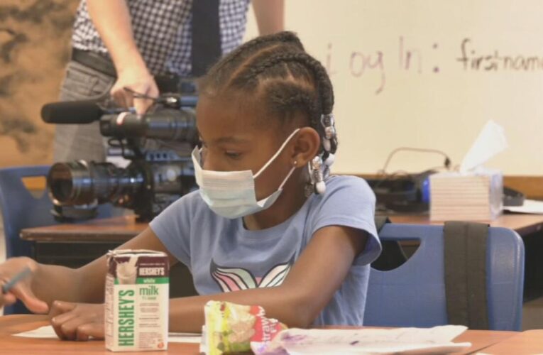 El superintendente de JCPS presenta un plan de seguridad a la junta escolar del distrito.