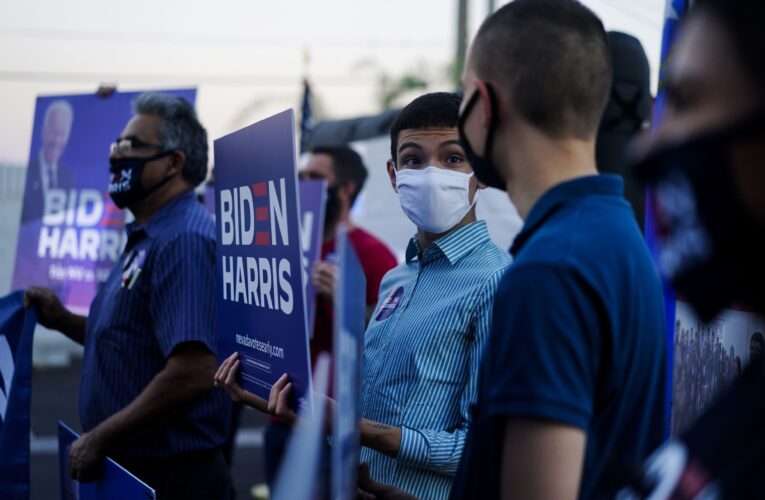 Aprobación de Biden se sigue desplomando entre hispanos, según encuesta