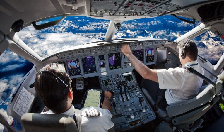 Jóvenes hispanos tienen la oportunidad de ser pilotos de United Airlines