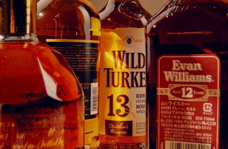 La industria del bourbon reacciona a la guerra comercial con Canadá, su mayor cliente