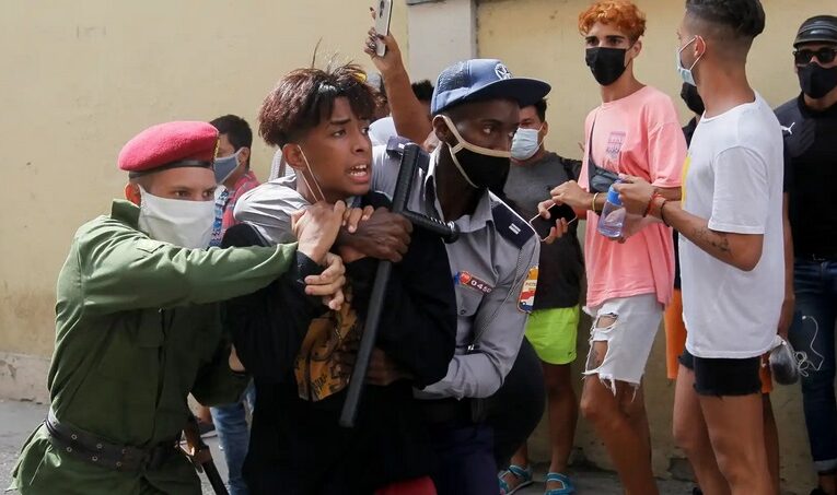 Dictadura cubana reconoce que 55 menores de edad están siendo juzgados por protestar del 11 Julio
