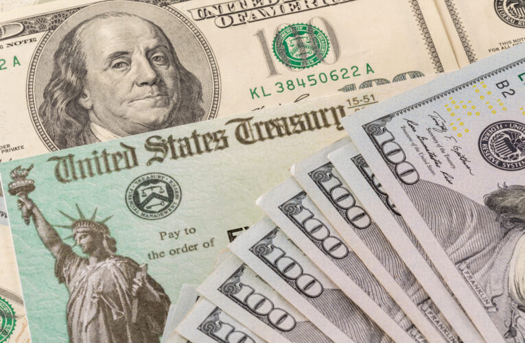 Más familias que ganan más de $150,000 viven de sueldo a sueldo