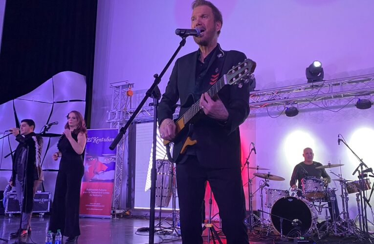 Willy Chirino derrochó música y patriotismo en Kentucky