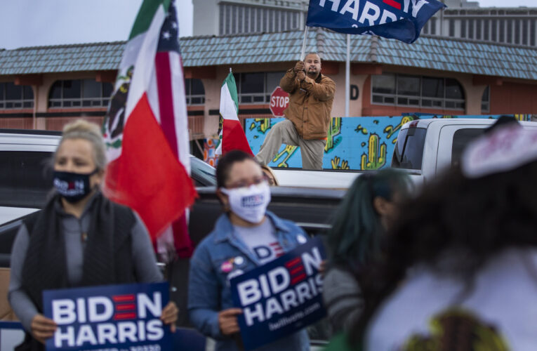 Un año después de movilizarse por Biden, los jóvenes partidarios se sienten decepcionados con la inmigración