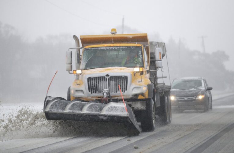 Autoridades locales se preparan para tratar las carreteras del hielo y la nieve esperada
