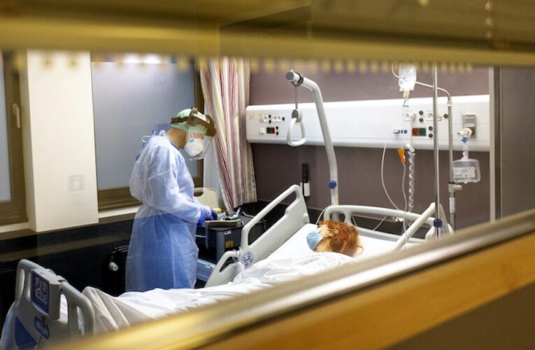 Las autoridades dicen que el aumento de COVID-19 en Louisville podría resultar en una capacidad hospitalaria de ‘crisis’.