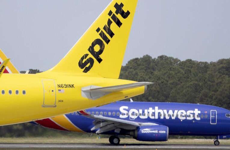 Spirit Airline en el aeropuerto de Louisville anuncia vuelo sin escalas a Myrtle Beach.