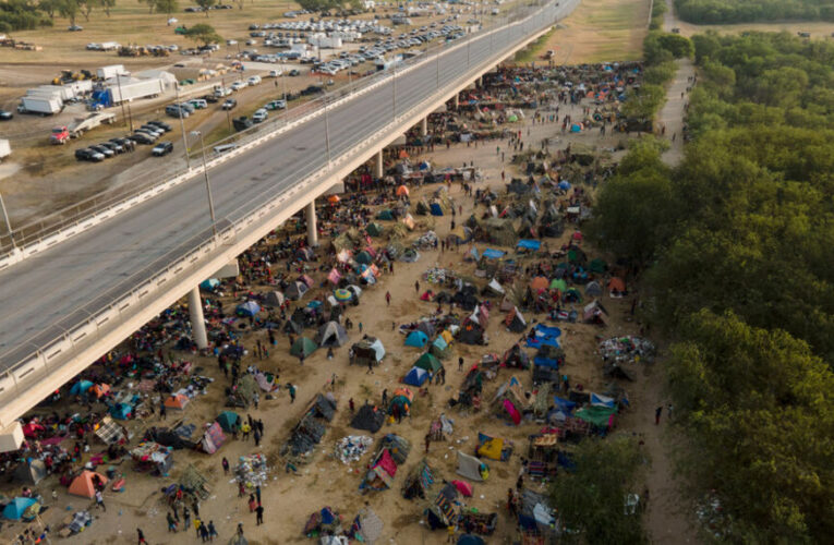 Catorce estados piden la renuncia de Mayorkas por el “desastre creado en la frontera suroeste”