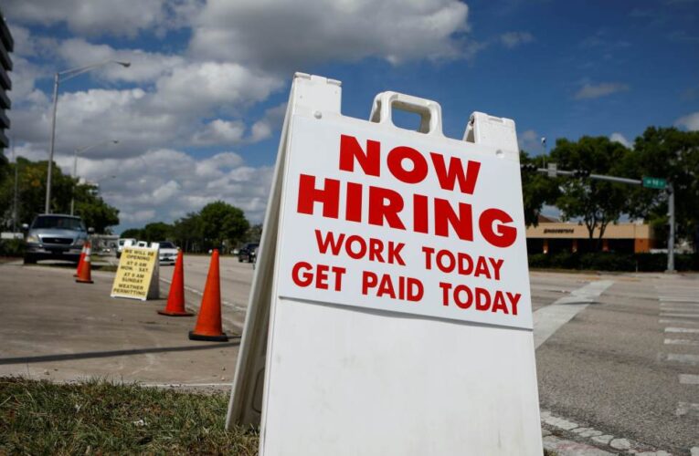Economía estadounidense gana sorpresivamente 467,000 empleos el mes pasado