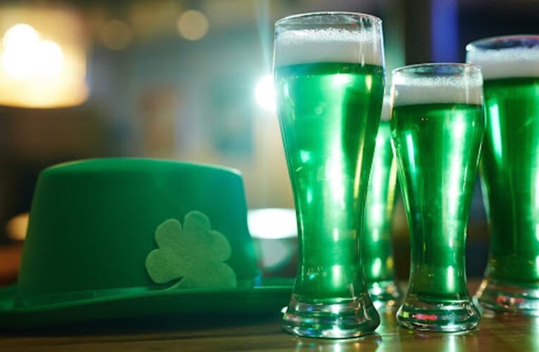 ‘Return of St. Patrick’: el desfile de las Tierras Altas regresa a los emocionados dueños de pubs y clientes.