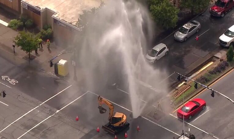 Gran rotura de tubería principal de agua en el centro de Louisville podría cerrar el área por días.