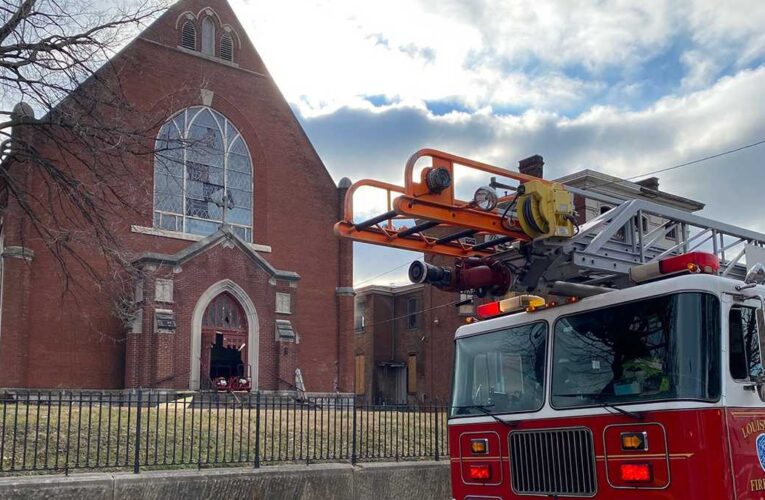 Iglesia abandonada de Louisville se incendia, investigación de incendio premeditado en curso.
