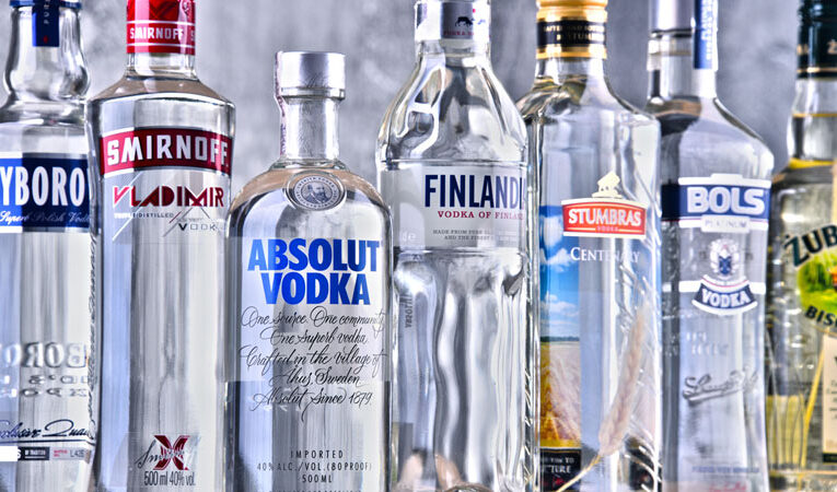 Vodka ruso comienza a ser retirado de estantes en bares y licorerías de EEUU y Canadá