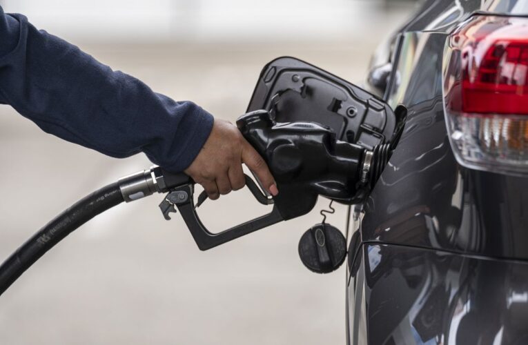 Los precios de la gasolina alcanzan el costo más alto en casi una década, superan los $ 4 en algunos estados.