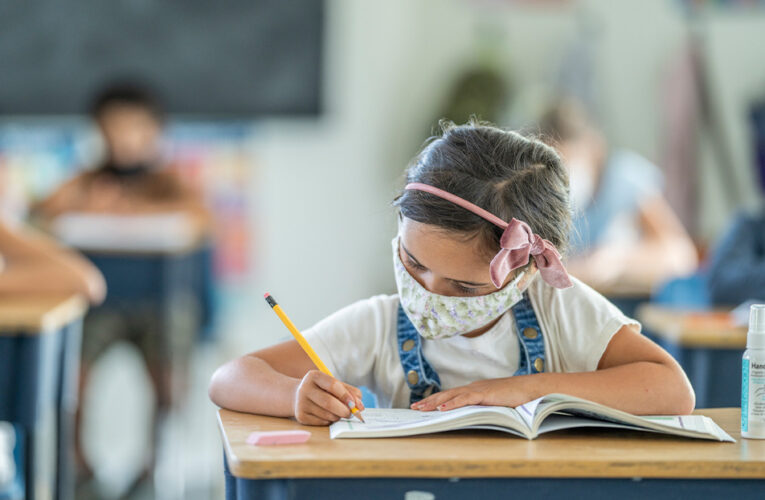 Kentucky House aprueba medida opcional de máscara.