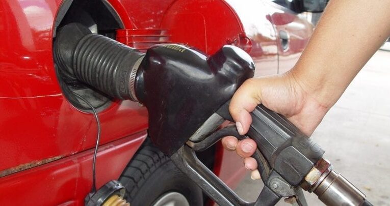 ¿Es la gasolina a $4 el punto de inflexión para los estadounidenses?