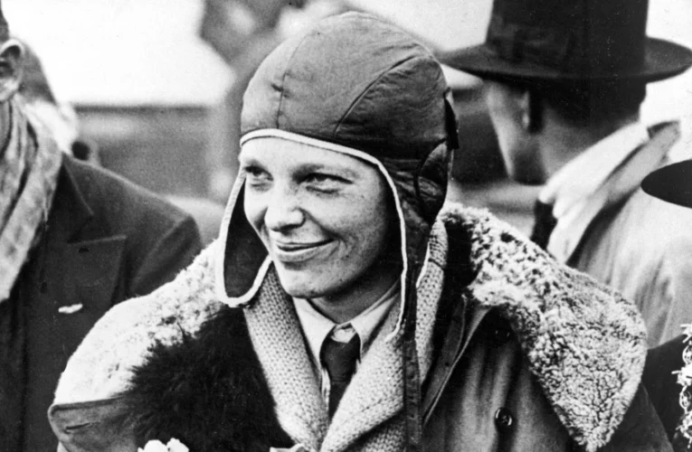 Subastan casco aviadora Amelia Earhart