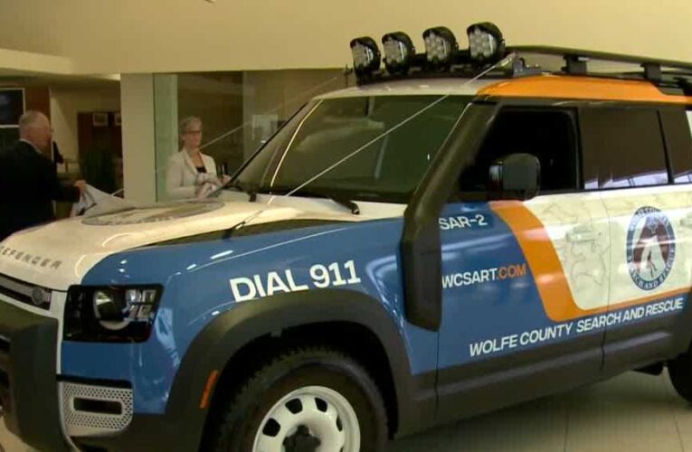 El gobernador Beshear presentó un nuevo vehículo de rescate para salvar vidas del Equipo de búsqueda y rescate del condado de Wolfe