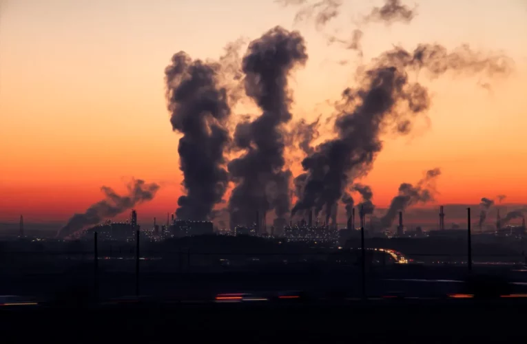 Plásticos superarán plantas de carbón en las emisiones de carbono de Estados Unidos en 2030, según un estudio