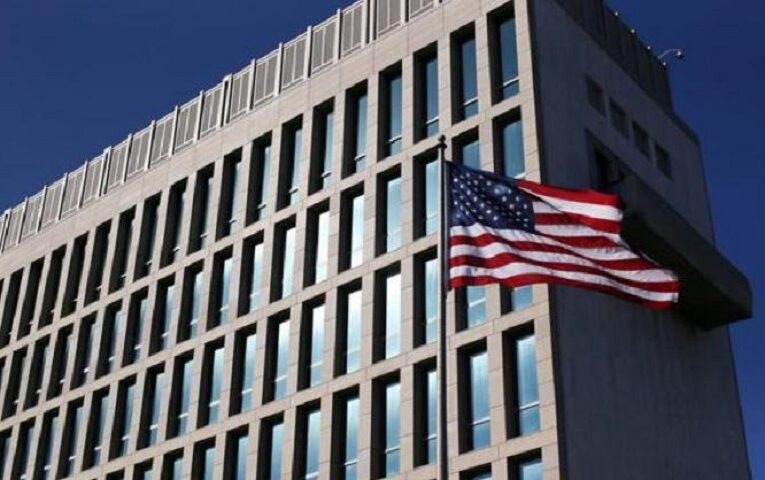 Embajada de EEUU en La Habana reanuda servicios, pero con limitaciones