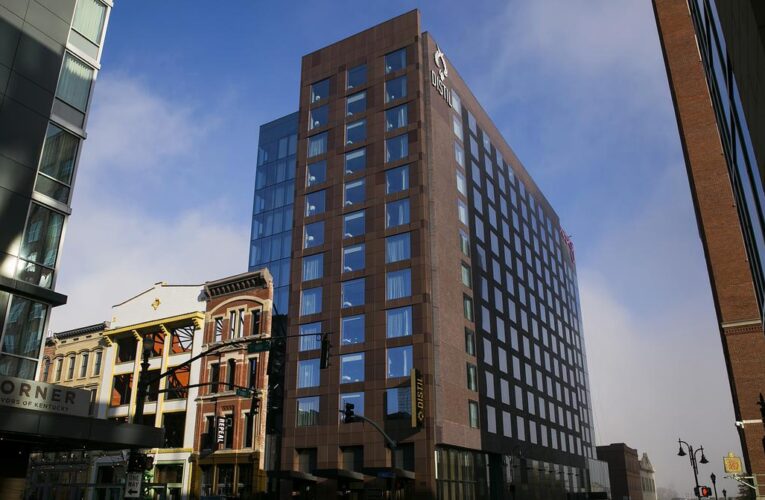 Los hoteles de Louisville buscan llenar los puestos vacantes antes de la temporada del Derby.