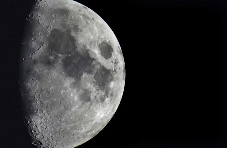 Tres toneladas de basura espacial se estrellarán en la Luna