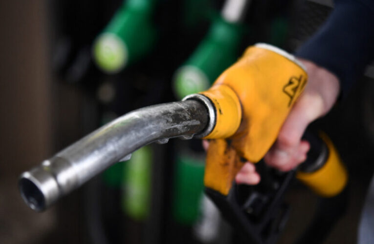 Gasolina llega al récord de $4,43 por galón en EEUU