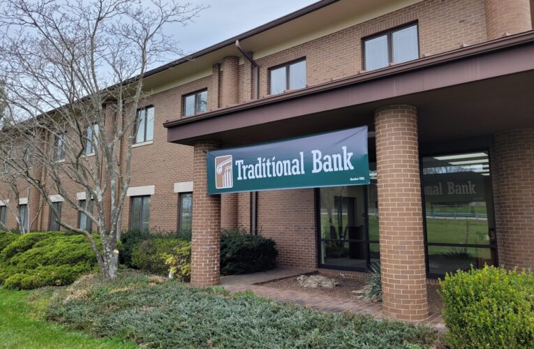 Banco tradicional ahora abierto en Shelbyville, Kentucky.