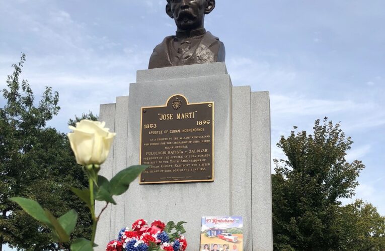 Serie Kentubaneandooo: El Kentubano visita el busto de José Martí en Shively, Kentucky (video)