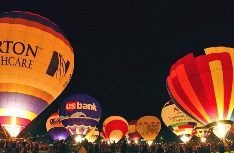 Globos se elevan en los cielos de Louisville en la Gran Carrera de Globos