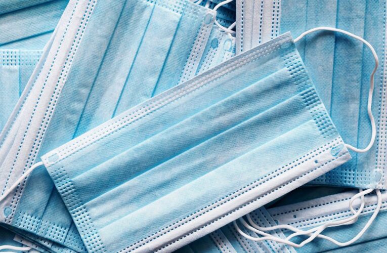 Los CDC extienden el requisito de máscara de viaje a medida que aumenta el COVID.