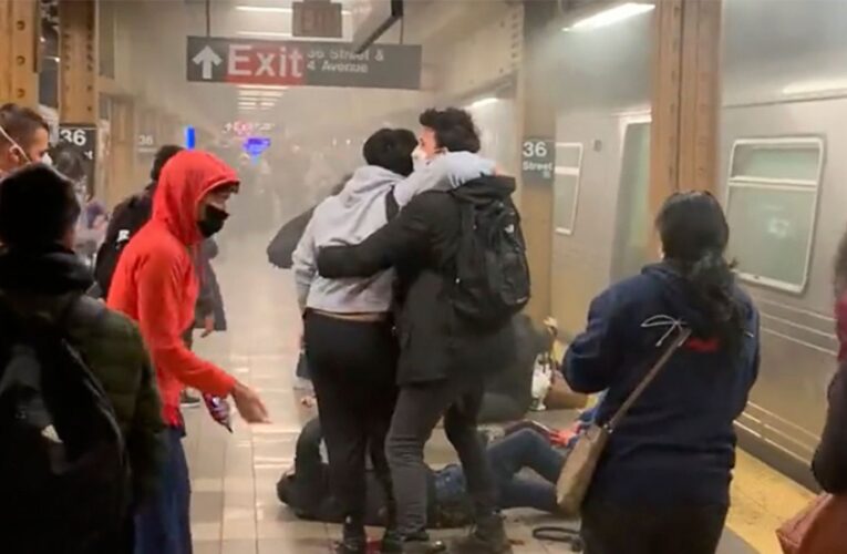 Hombre arrestado en ataque al metro de Brooklyn, acusado de terrorismo.
