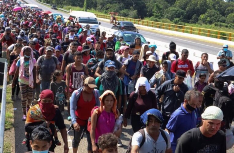 Caravana de migrantes parte del sur de México rumbo a EEUU