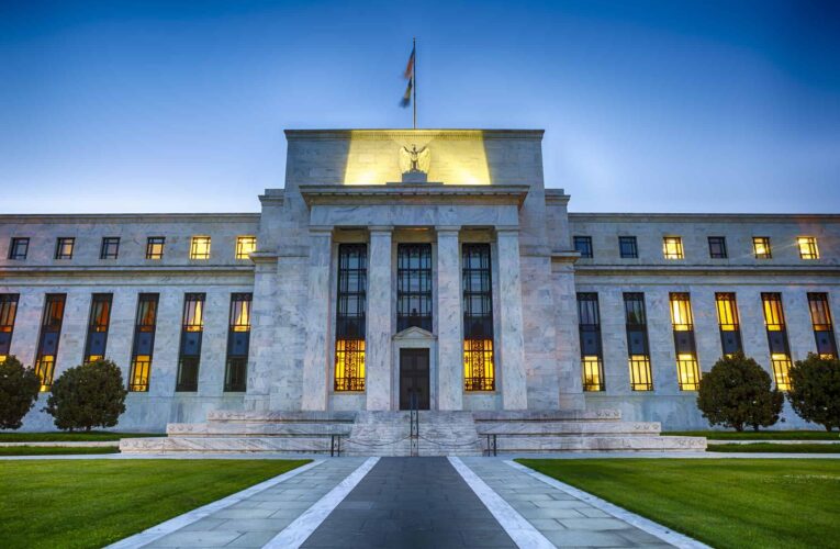 Fed dispuesta a ritmo más lento en alza de tasas de interés
