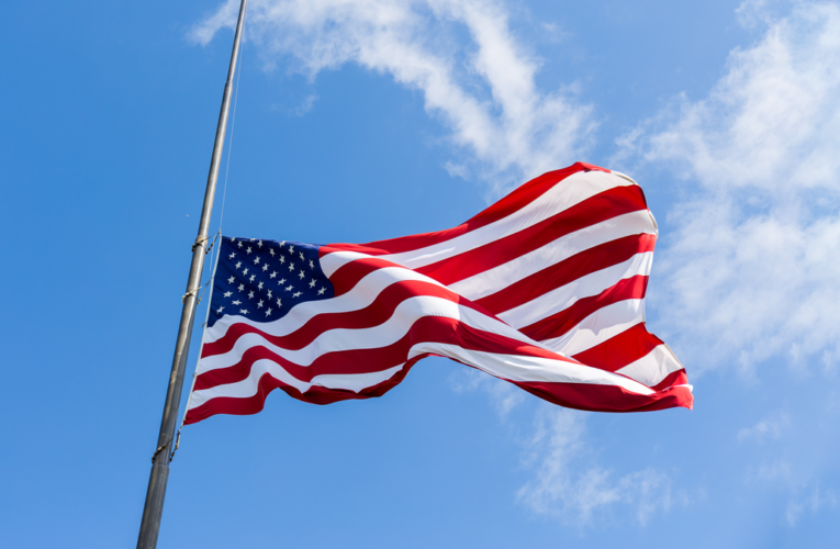 Kentucky e Indiana colocan banderas a media asta para honrar a las víctimas del tiroteo en una escuela de Texas.