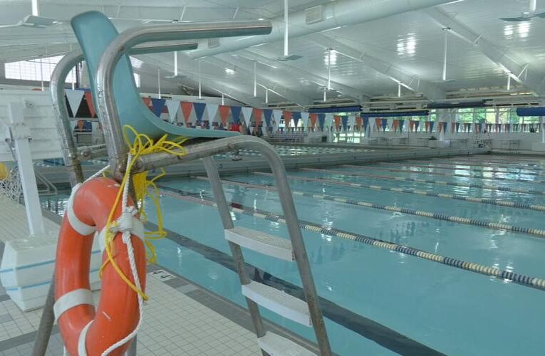 Las piscinas del metro de Louisville se enfrentan a la escasez de salvavidas a medida que comienza el verano