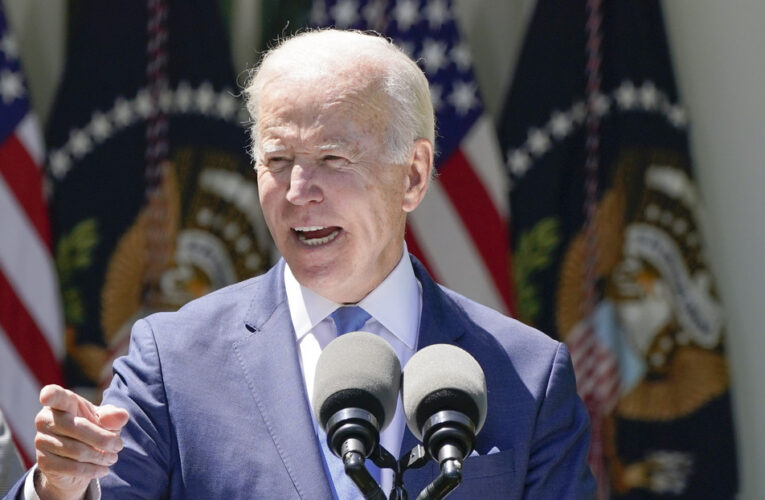Biden firma una ley que simplificará el suministro de armas a Ucrania