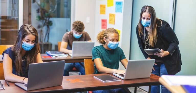 UofL minor ayuda a los estudiantes de música a tocar un acorde empresarial.