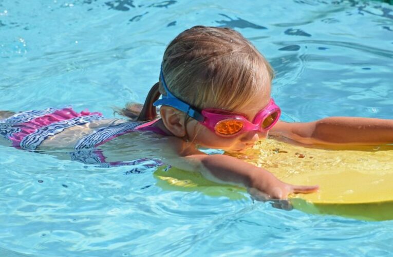 Nadadores reciben tratamiento por posible exposición a una fuga de cloro en la piscina del noreste de Louisville