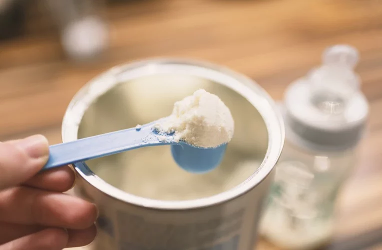 Los expertos en salud advierten sobre la información errónea compartida en medio de la escasez de fórmula para bebés