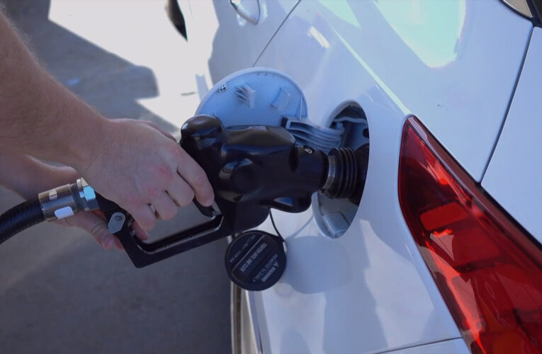 El promedio nacional de combustible continúa cayendo, KY bajó 6 centavos desde la semana pasada.