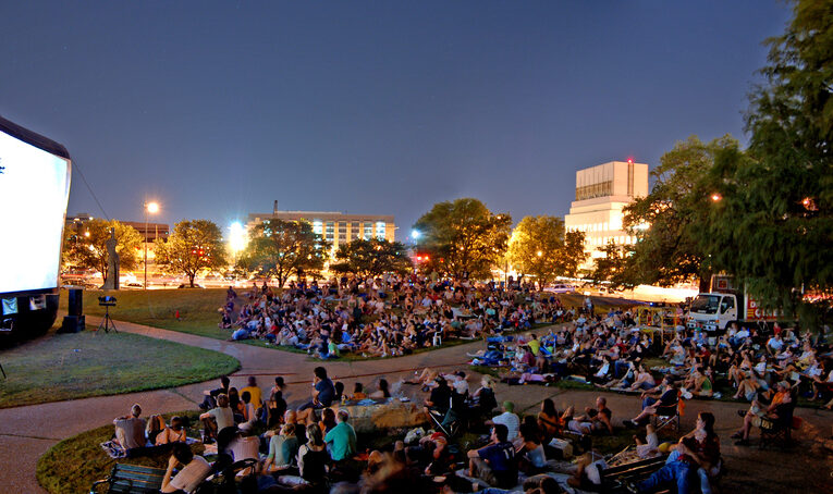 Juegos de aventura al aire libre, noches de cine gratis que comienzan en Pope Lick Park