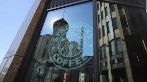Starbucks abandona Rusia y cierra 130 locales