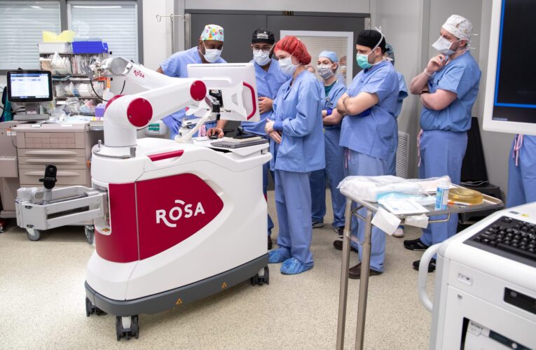 Los médicos del Norton Children’s Heart Institute implantan un diminuto marcapasos que salva la vida de un bebé.