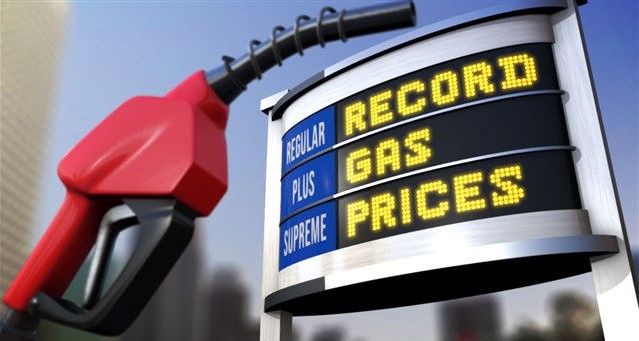 El precio promedio de gasolina en EEUU supera los 5 dólares