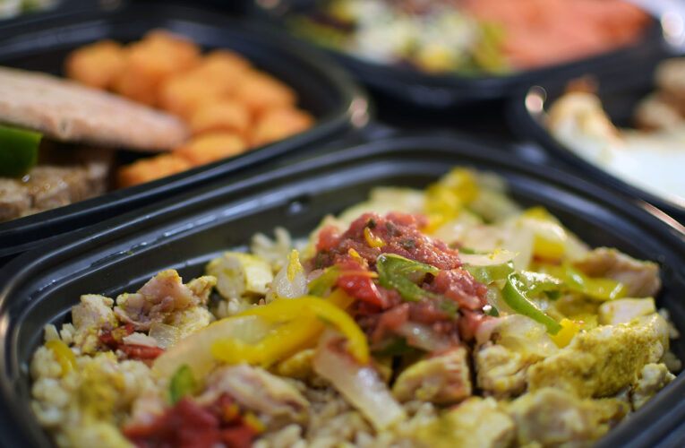 Nueva cafetería, tienda de preparación de comidas abre en Louisville.