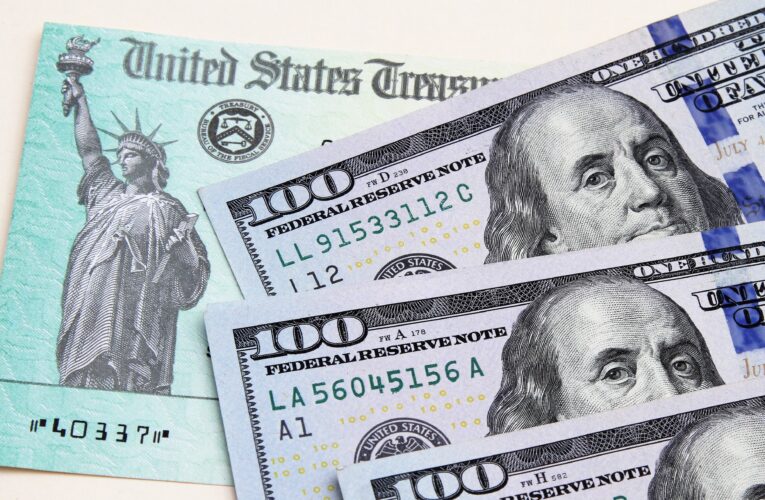 Gobernador de Indiana propone pagos de contribuyentes de $225 en medio de alta inflación