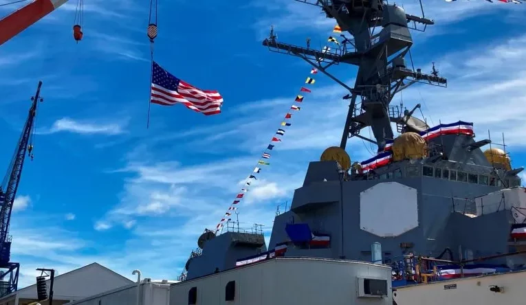 Destructor de Armada de EEUU recibe nombre de marine