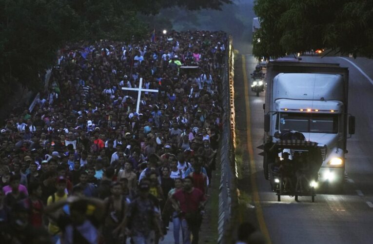 Caravana de migrantes se fractura en el sur de México