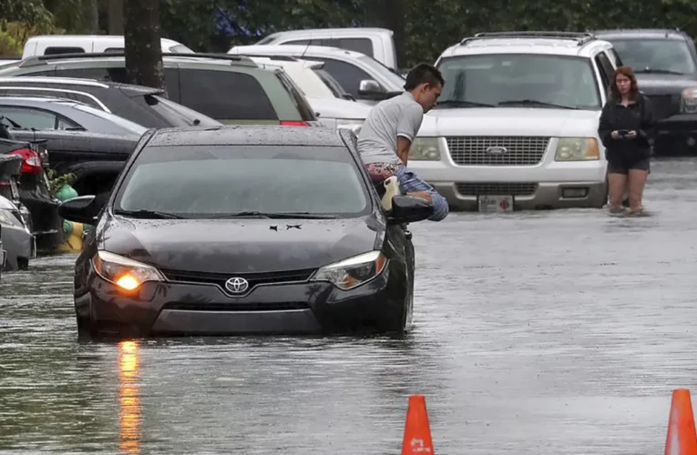 Fuertes tormentas dejan graves inundaciones en el sur de Florida